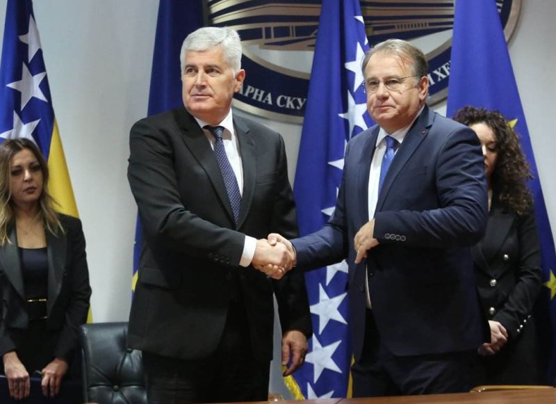 Dragan Čović i Nermin Nikšić potpisali sporazum o saradnji: 'Neka nam je sa srećom'