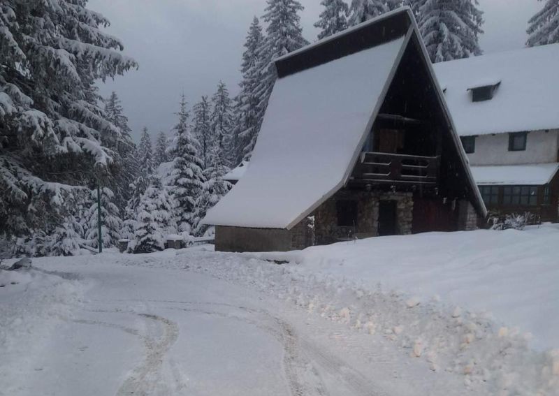U zapadnoj i centralnoj Bosni i na planinama snijeg na kolovozu