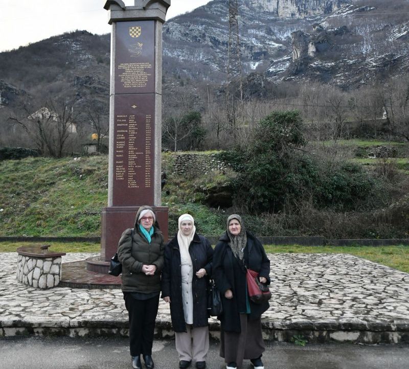 'Majke Srebrenice' odale počast hrvatskim žrtvama u Grabovici