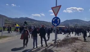 RUDARI PROBILI POLICIJSKI KORDON: Blokiran magistralni put M-17, jedan rudar povrijeđen