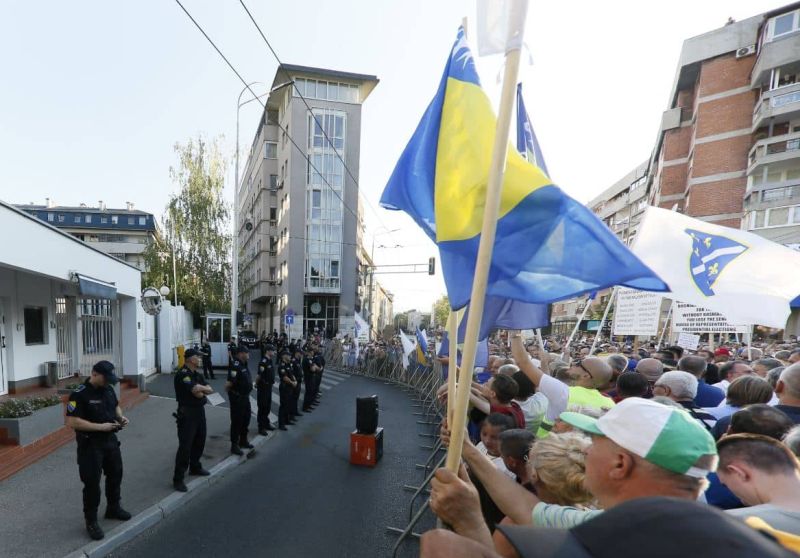 Ovo su ključni stavovi i poruke današnjih protesta ispred OHR-a: