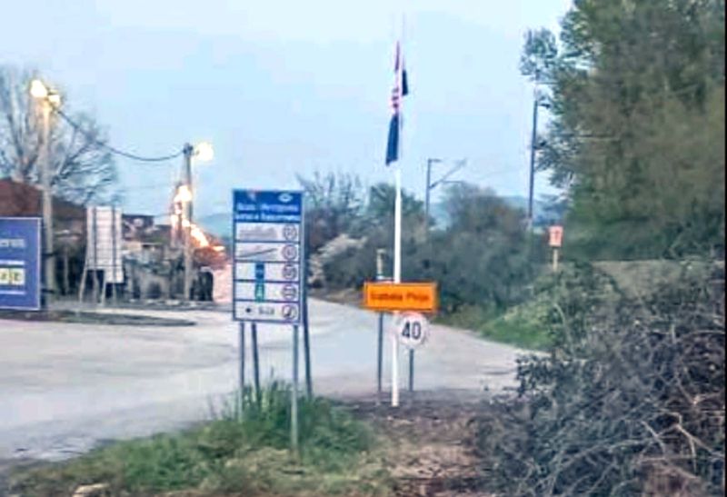 Zastava tzv. HRHB postavljena na području GP Gabela, između Bosne i Hercegovine i Hrvatske