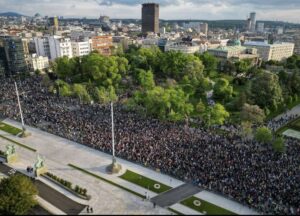 Desetine hiljada ljudi sinoć na protestima širom Srbije