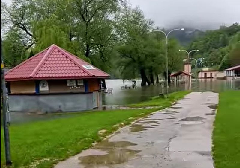 Ciklona i dalje iznad BiH: Kiša i danas pada, grmljavina, jaki pljuskovi....