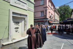 Porodice, prijatelji, delegacije odaju počast ubijenoj mladosti Tuzle