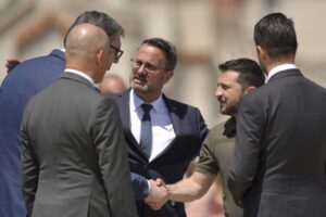Vučić se rukovao i razgovarao sa predsjednikom Ukrajine Zelenskim