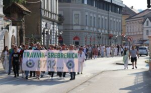 Mirnom šetnjom u Travniku obilježen Dan sjećanja na genocid nad Bošnjacima Srebrenice (FOTO)