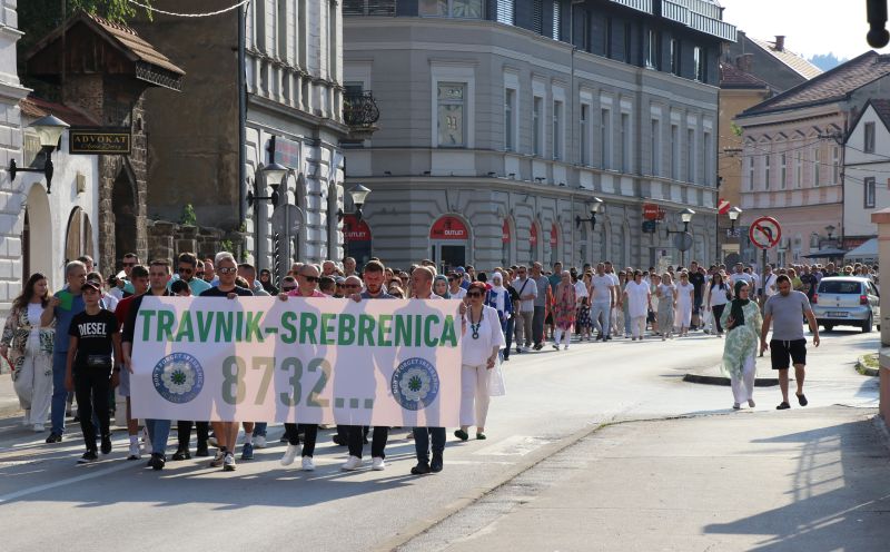 Mirnom šetnjom u Travniku obilježen Dan sjećanja na genocid nad Bošnjacima Srebrenice (FOTO)