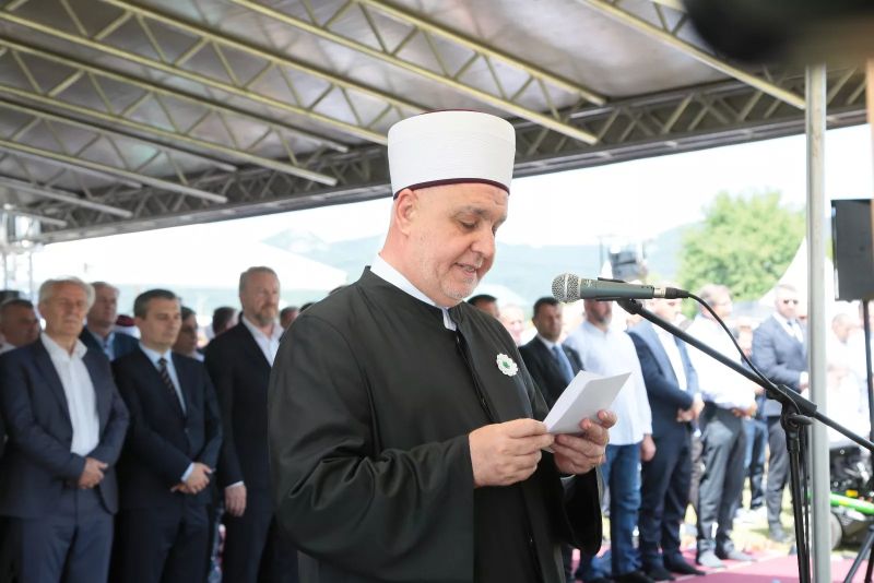 Reisul-ulema: Odbacimo zablude da ćemo se spasiti ako budemo pognuli glavu pred zlom!