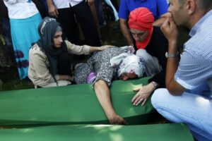 Sirene uzbune u 12 sati u znak sjećanja na žrtve Srebrenice, molba da se vozači zaustave