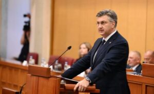 Hrvatska: Opozicioni zastupnici jednosatnim lupanjem vidno oštetili saborske klupe