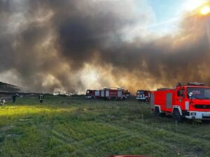 Vatrogasci se i dalje bore s požarom u Osijeku