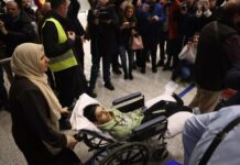 Zagrljaji i suze na sarajevskom aerodromu: Porodice dočekale svoje najmilije