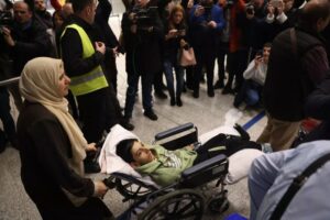 Zagrljaji i suze na sarajevskom aerodromu: Porodice dočekale svoje najmilije