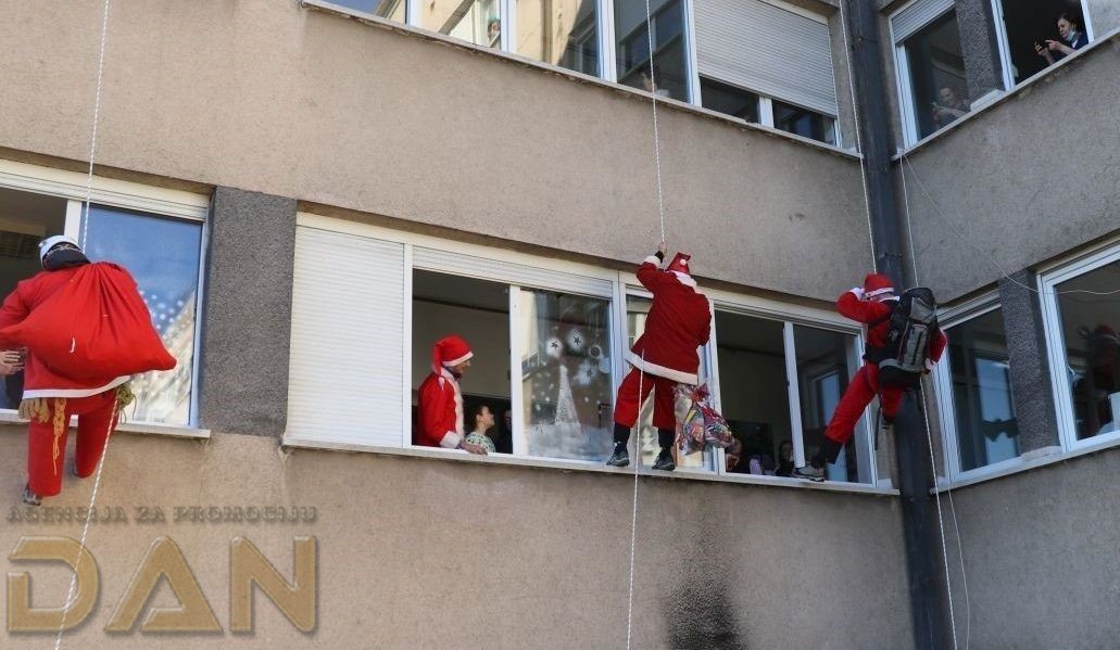 Deda Mrazovi se spustili s krova travničke bolnice i podijelili djeci na pedijatriji paketiće
