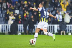 Fenerbahče 'demolirao' Konyaspor, Edin Džeko postigao hat-trick