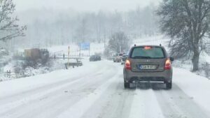 Snijeg koji pada u većem dijelu Bosne otežava saobraćaj