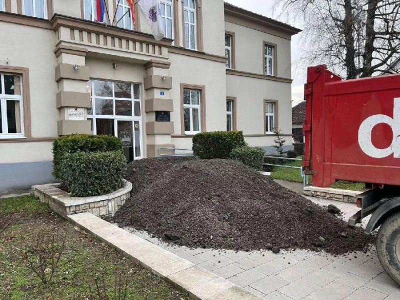 Pred zgradu Opštine istovario pun kamion zemlje