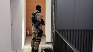 Specijalci upali u kuće Elmedina Karišika i Seida Hadžibajrića