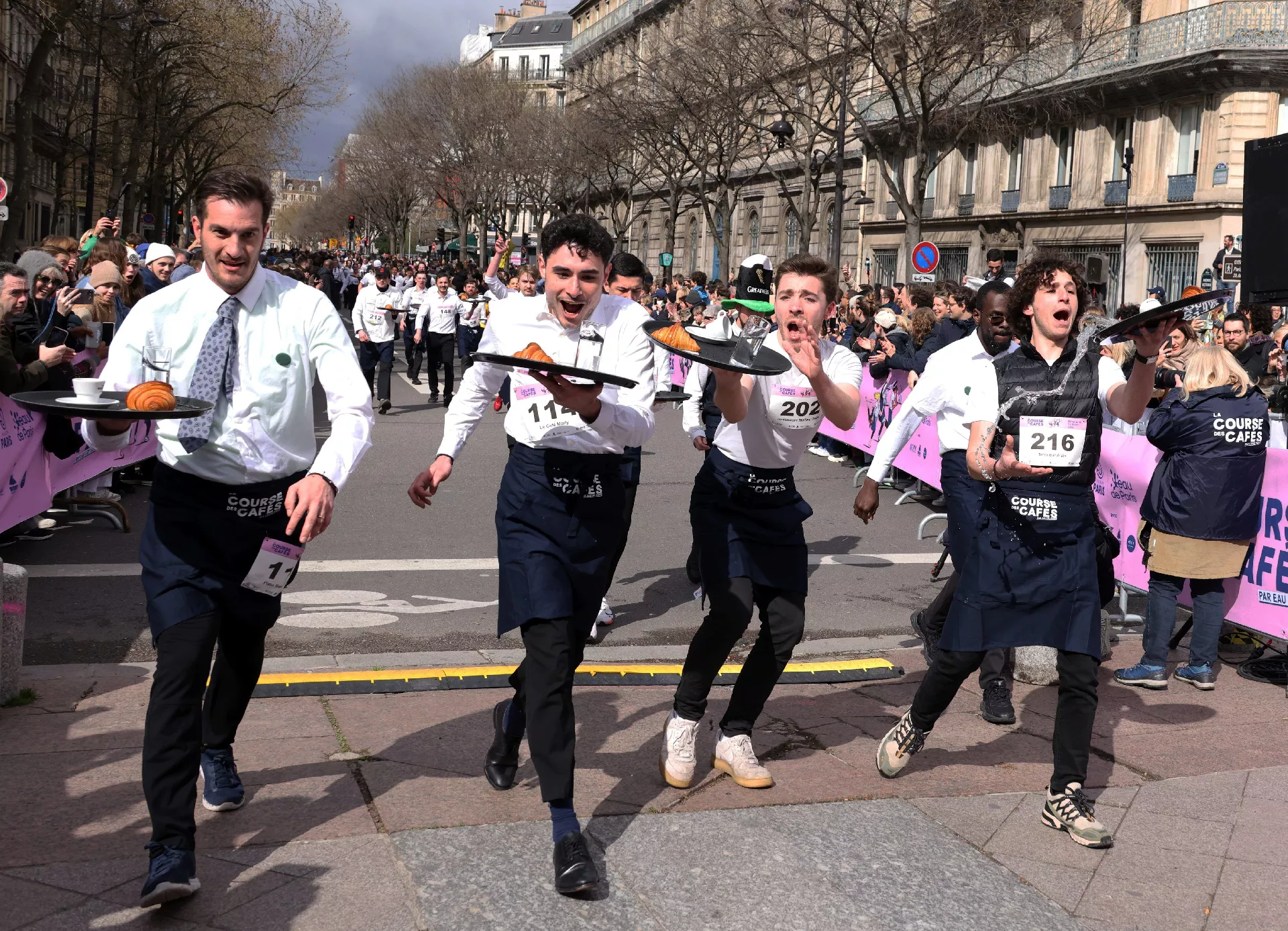 Na pariške ulice vratila se kultna trka konobara