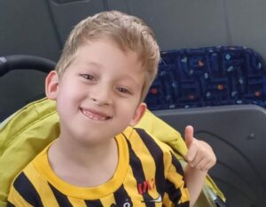 Udruženje Pomozi.ba pokrenulo apel za liječenje malenog Faruka kojem je potrebna operacija koljena