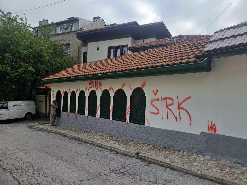 Oštećeno Turbe sedam braće na Bistriku: Ispisane riječi širk