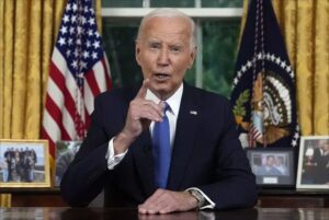 Biden u svom govoru iz Bijele kuće poručio da 'prenosi baklju' mlađima
