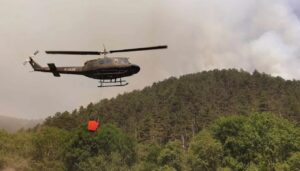 Helikopteri Oružanih snaga BiH gase požare u općinama Zavidovići i Kladanj