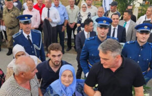 Komšić sa majkom Izeta Nanića položio cvijeće na turbe generala