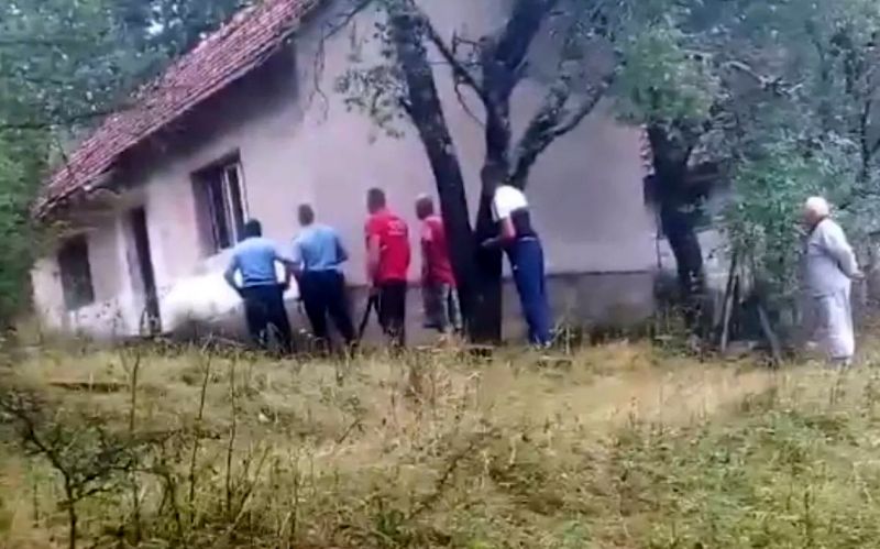 Policija uhapsila pet migranata koji su se zabarikadirali u kući, jedan likvidiran