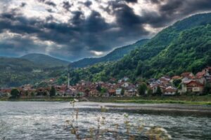 ČETVRTAK: U BiH oblačno s kišom i pljuskovima