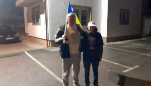 Enes i Senad idu pješke iz Viteza do Sarajeva kako bi obilježili 21. godišnjicu smrti Alije Izetbegovića