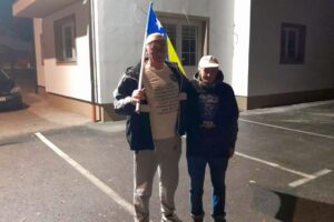 Enes i Senad idu pješke iz Viteza do Sarajeva kako bi obilježili 21. godišnjicu smrti Alije Izetbegovića