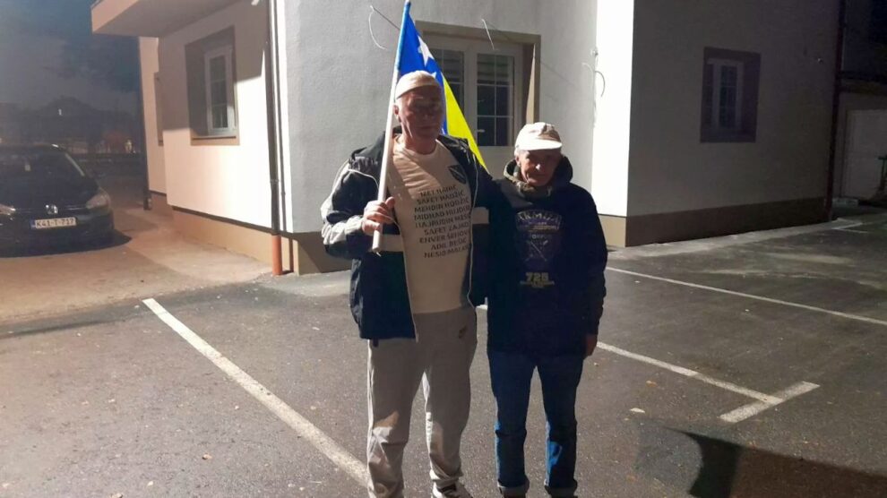 Enes i Senad idu pješke iz Viteza do Sarajeva kako bi obilježili 21. godišnjicu smrti Alije Izetbegovića