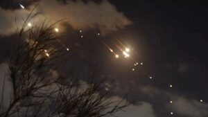 Iran na Izrael sinoć ispalio duplo više raketa nego u aprilu