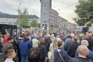 Veliki broj građana jučer blokirao cestu ispred zgrade OHR-a u Sarajevu