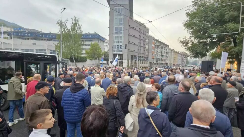 Veliki broj građana jučer blokirao cestu ispred zgrade OHR-a u Sarajevu
