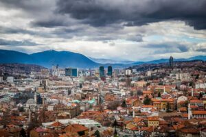 U BiH danas oblačno uz mjestimičnu kišu, u višim područjima slab snijeg