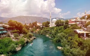 U BiH danas oblačno s kišom, temperatura od 8 do 14°C