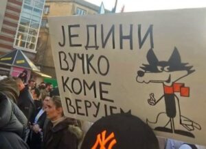 Maskota sarajevske olimpijade na protestima: "Jedini Vučko kojem vjeruju studenti u Srbiji!"