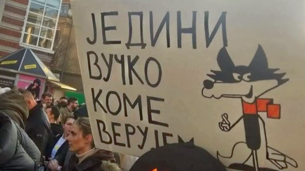 Maskota sarajevske olimpijade na protestima: "Jedini Vučko kojem vjeruju studenti u Srbiji!"