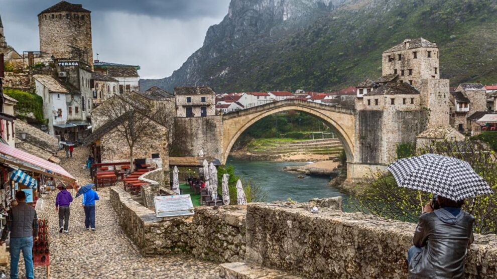 U BiH danas oblačno s kišom i pljuskovima