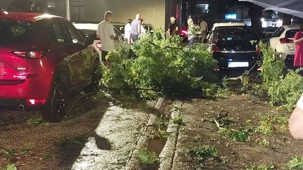 Olujno nevrijeme pogodilo Mostar, uništeni automobili, vjetar obarao drveće