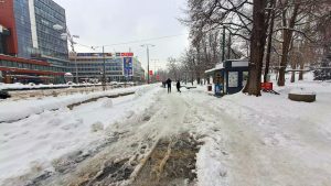 Zaleđeni putevi zbog niskih temperatura, oprez pri vožnji