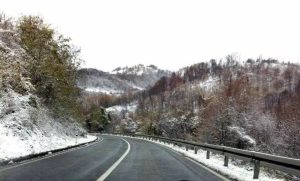 Snijeg paralizirao saobraćaj širom BiH, zatvorena cesta Bosansko Grahovo–Strmica