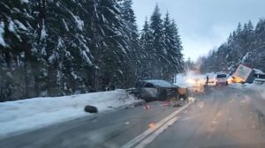 Teška nezgoda na cesti Bosanski Petrovac-Ključ: Jedna osoba poginula, druga teško povrijeđena