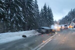 Teška nezgoda na cesti Bosanski Petrovac-Ključ: Jedna osoba poginula, druga teško povrijeđena